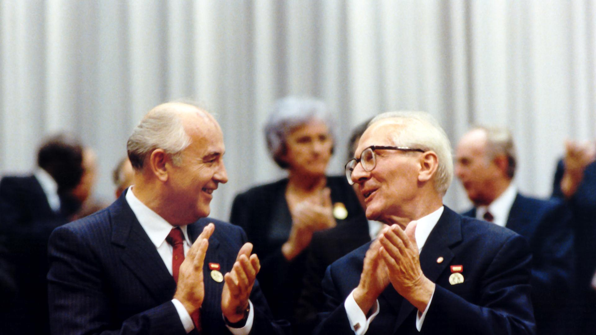 Der Generalsekretär des ZK der SED, Erich Honecker (r), und sein Gast, der Generalsekretär des ZK der KPdSU Michail Gorbatschow 1989