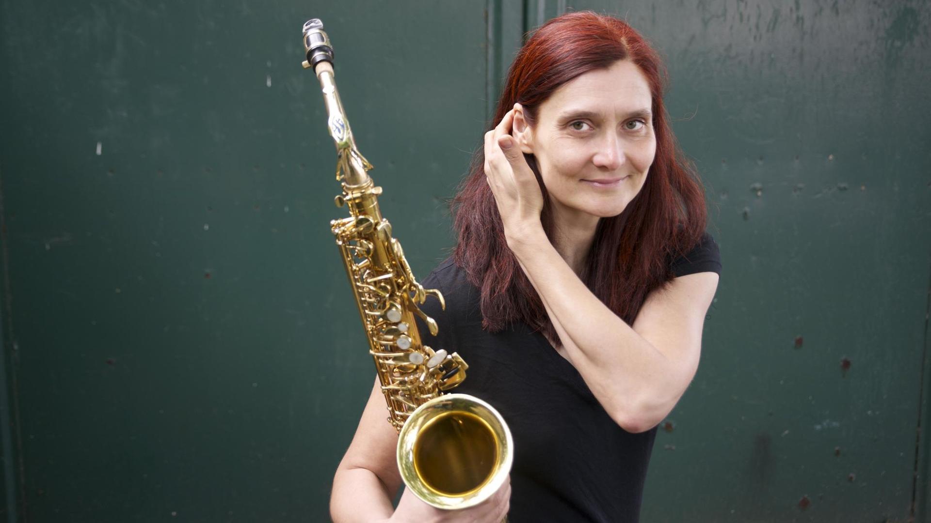 Angelika Niescier mit Saxofon