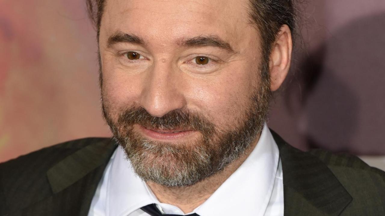 Regisseur Tommy Krappweis posiert am 29.03.2015 in Köln bei der Premiere des Kinofilms "Mara und der Feuerbringer". Regisseur Tommy Krappweis posiert am 29.03.2015 in Köln bei der Premiere des Kinofilms "Mara und der Feuerbringer".