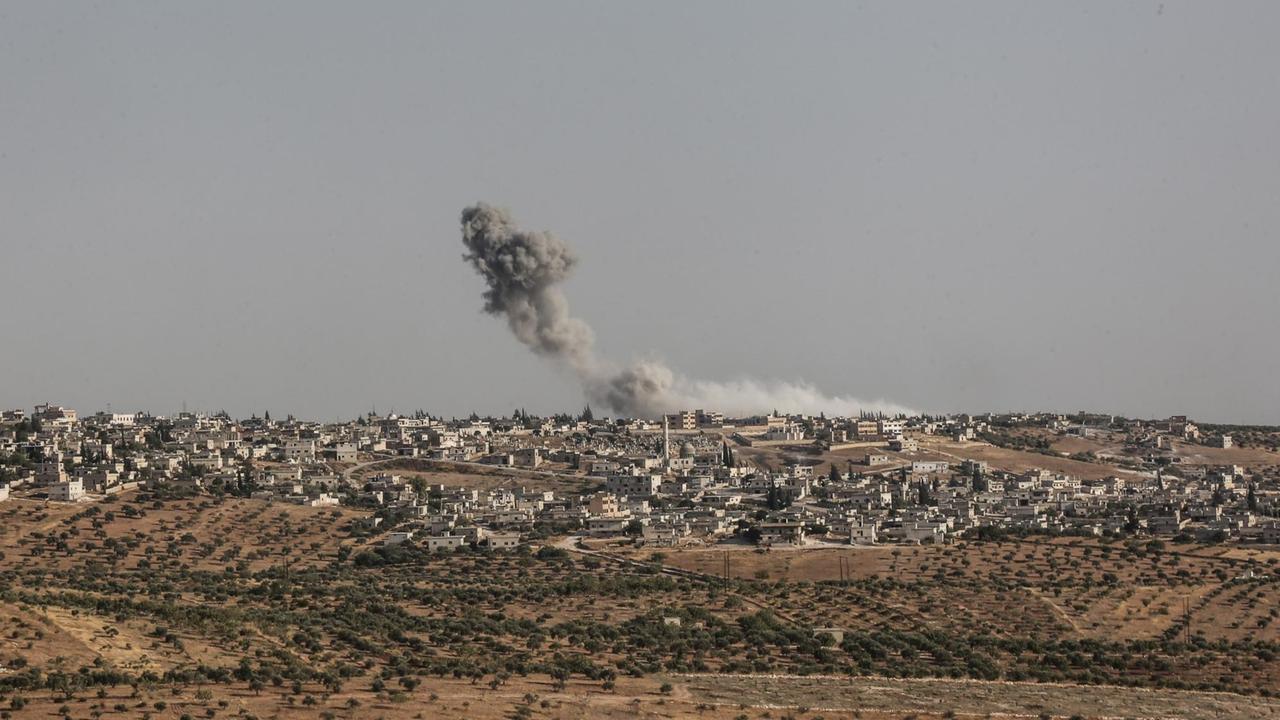 Rauch steigt nach einem Luftangriff in der Nähe von Idlib (Syrien) auf.
