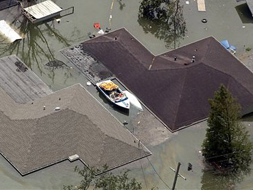 Nachdem Hurrikan Katrina über New Orleans hinweggefegt ist, stehen die Fluten teilweise bis kurz unter die Häuserdächer.