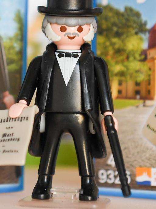 Eine Spielzeugfigur in der Kulturkirche Neuruppin stellt den Schriftsteller Theodor Fontane dar.