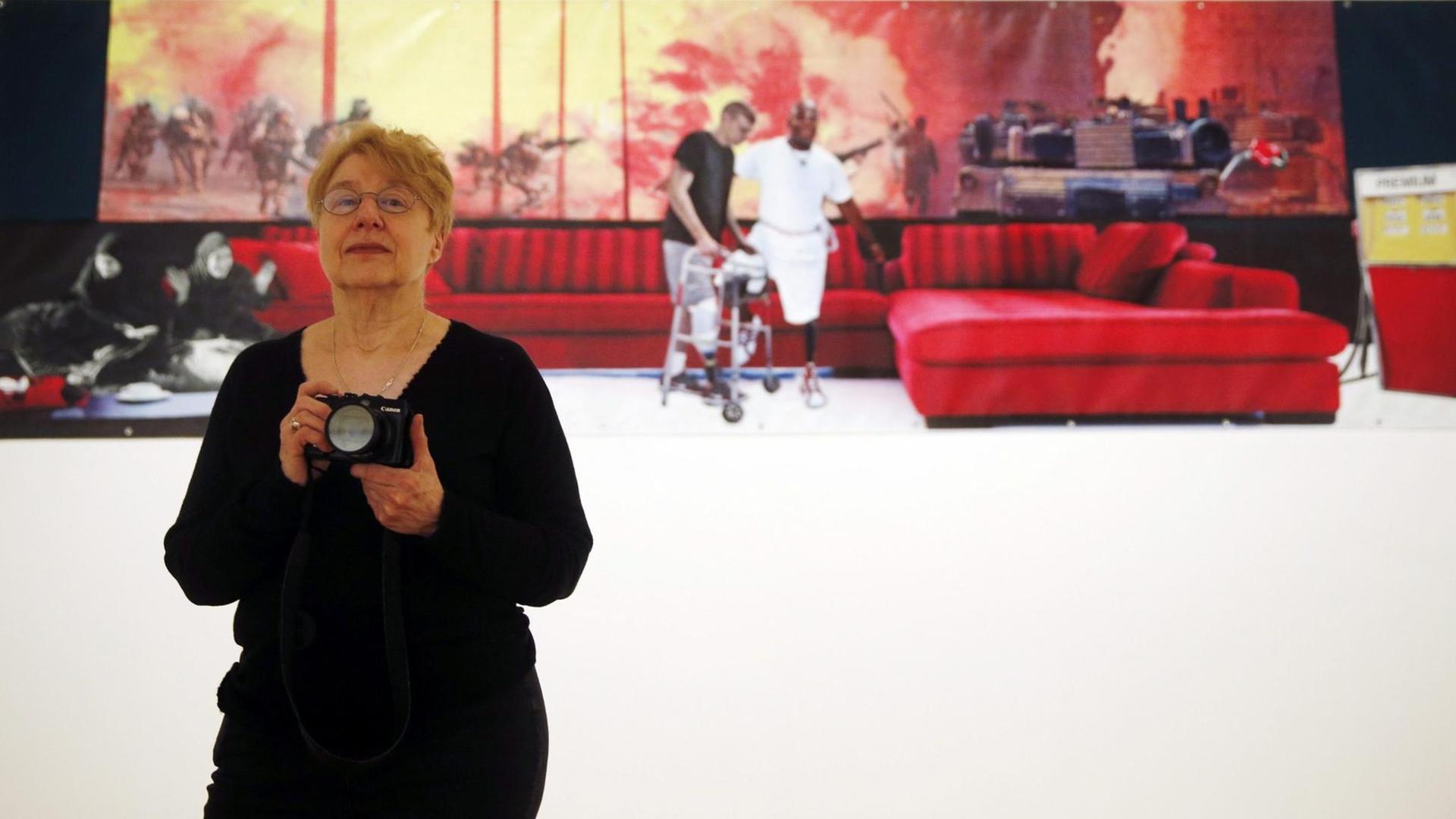 epa04603445 US artist Martha Rosler poses during the presentation of the exhibition called 'Woeful Weapons' at the Valencia Institute of Modern Art (IVAM), in Valencia, Spain, 04 February 2015. The display, running from 05 February to 05 July, seeks to contrast Spanish artist Josep Renau's view of various conflicts with the perspective that Martha Rosler developed in relation to Vietnam and Iraq in the 1960s and in the last decade, respectively. EPA/KAI FOERSTERLING |