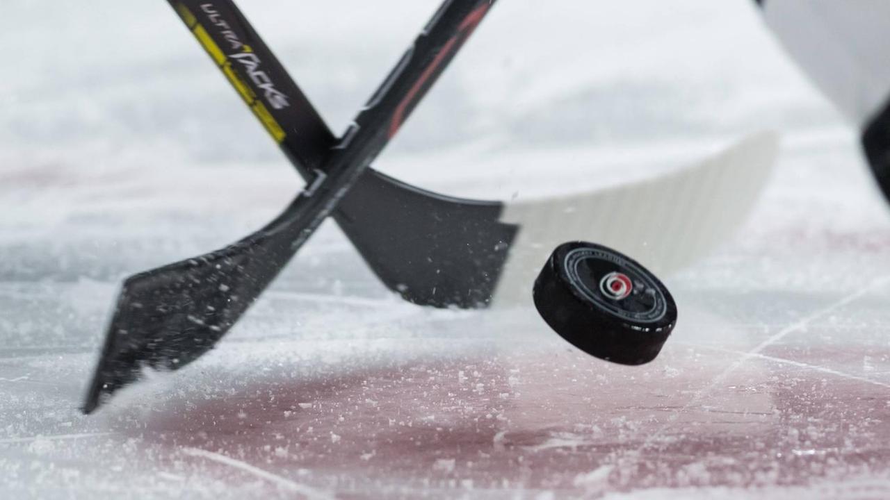 Ein Puck bei einem NHL-Spiel in den USA
