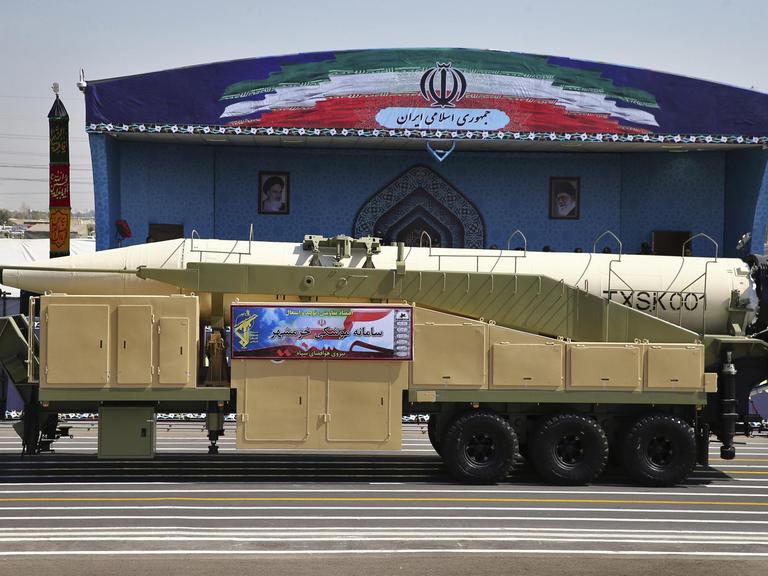 Bei einer Militärparade zum Jahrestag des Ersten Golfkriegs zwischen Iran und Irak wird am 22.09.2017 an einem Schrein für den Gründer der Islamischen Republik, Ruhollah Chomeini, in Teheran (Iran) die neuste Rakete Irans präsentiert. Die Rakete hat angeblich eine Reichweite von etwa 2000 Kilometern.