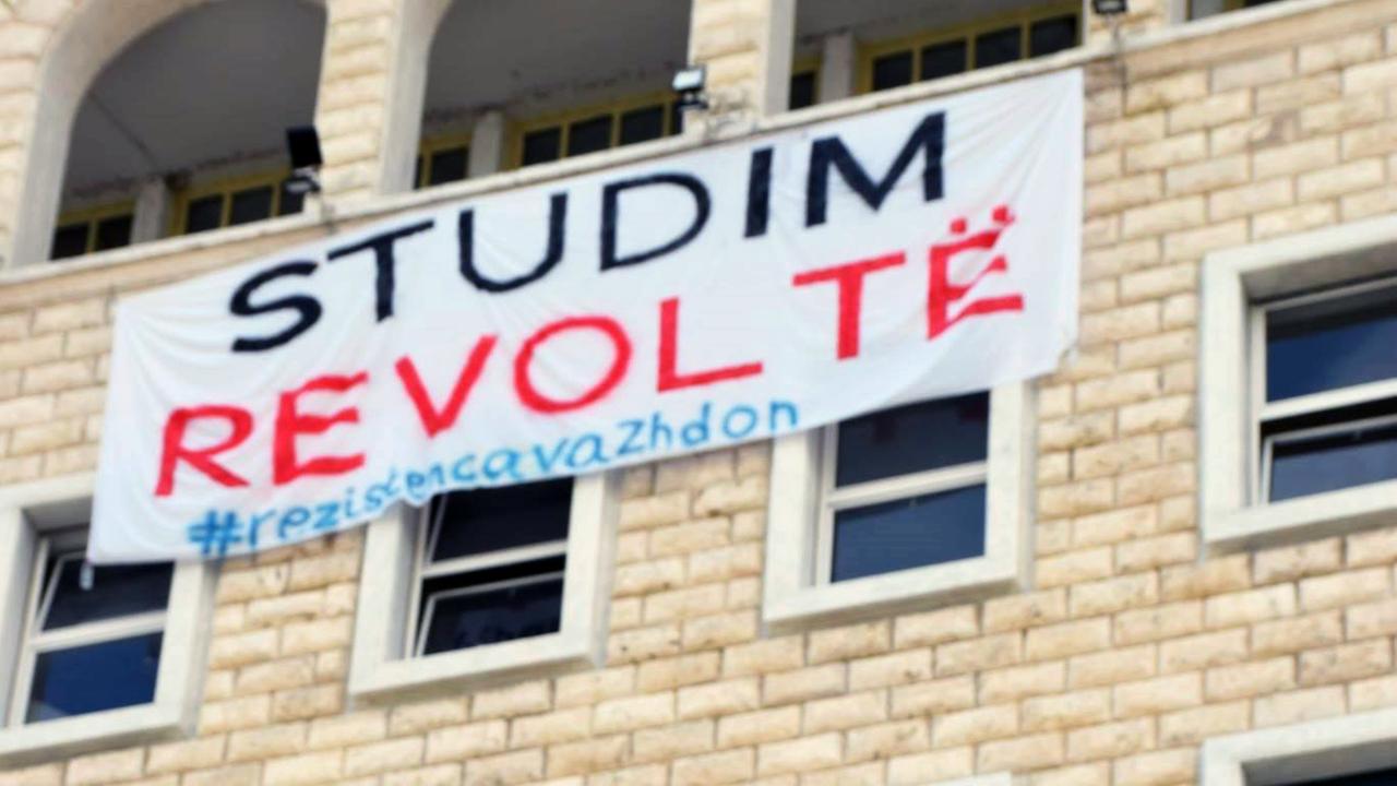 Ein Protestplakat hängt an der Fassade der Universität in Tirana