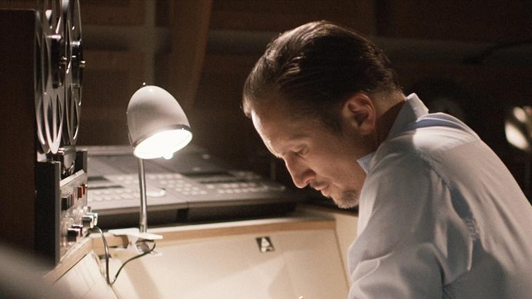 Szene aus dem Kinofilm "Der blinde Fleck": Benno Fürmann alias Ulrich Chaussy sitzt an einem Tisch und schreibt.