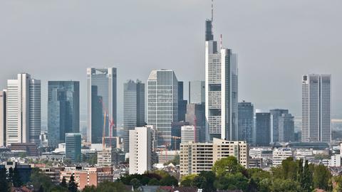 Die Hochhauskulisse der Bankenmetropole Frankfurt am Main ragt hinter dem Stadtteil Sachsenhausen hervor.