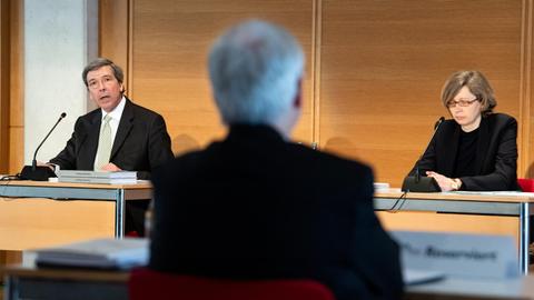 Peter-Andreas Brand (l) und Sabine Wildfeuer, Anwälte der Kanzlei Redeker Sellner Dahs, stellen bei einer Pressekonferenz in Anwesenheit von Erzbischof Heiner Koch (M), Bischof des Erzbistums Berlin, das Gutachten «Sexueller Missbrauch an Minderjährigen durch katholische Priester, Diakone und männliche Ordensangehörige im Bereich des Erzbistums Berlin seit 1946» im Tagungszentrum Katholische Akademie vor.