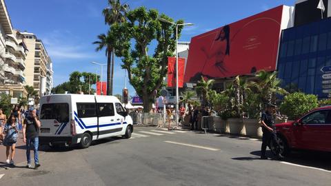 Polizeipräsenz vor dem Festivalpalast in Cannes.