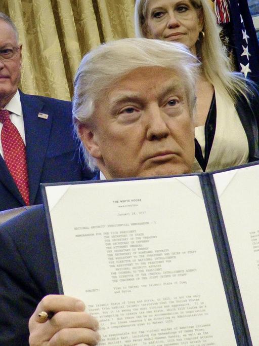 US-Präsident Donald Trump hat ein umstrittenes Einreisedekret unterzeichnet (28. Januar 2016).