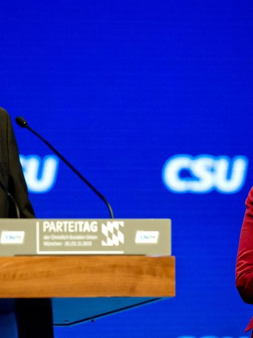 Bundeskanzlerin Angela Merkel während der Rede von CSU-Chef Horst Seehofer auf dem Parteitag in München.