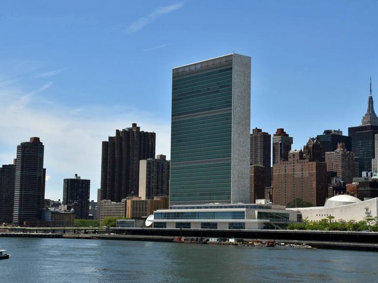 Das Hauptquartier der Vereinten Nationen (M) am East River in New York, betrachtet am 13.06.2015 von Roosevelt Island aus. Die UN werden in diesem Jahr 70 Jahre alt: Im Juni 1945 wurde die Charta der Vereinten Nationen unterzeichnet.