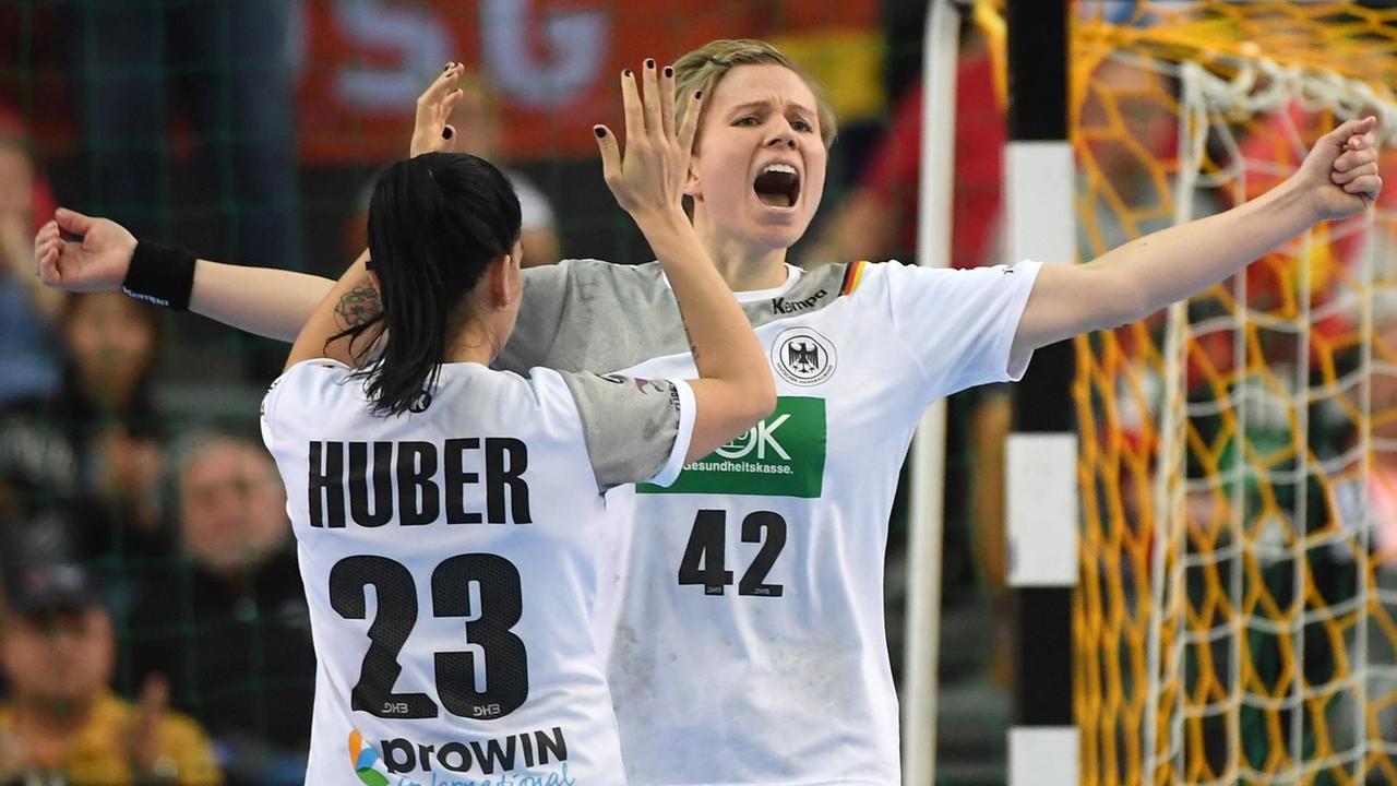 Deutschlands Svenja Huber (l.) und Friederike Gubernatis freuen sich über den Sieg gegen Südkorea bei der Handball-WM in Leipzig.