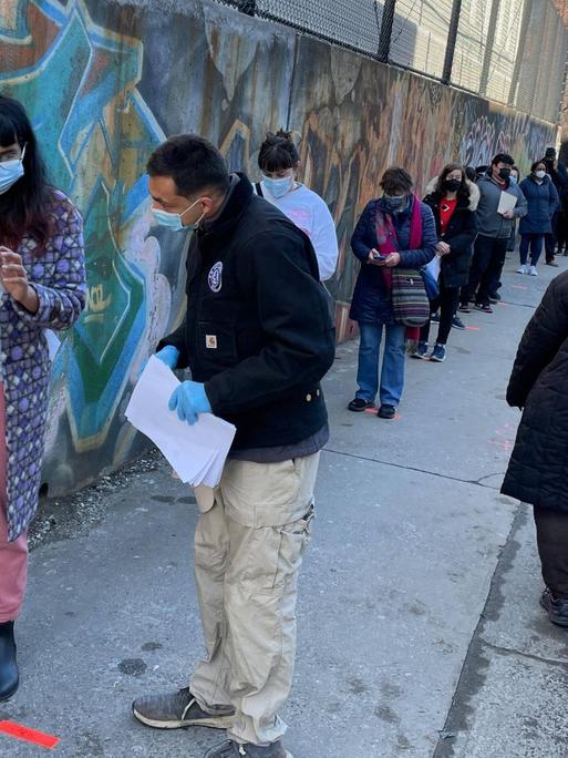 Vor einem Impfzentrum im New Yorker Stadtteil Brooklyn stehen die Menschen in einer langen Warteschlange.