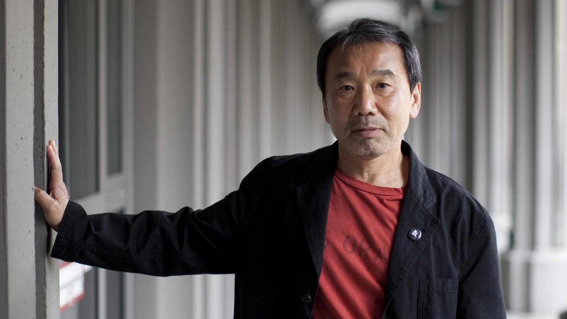 Der Schriftsteller Haruki Murakami blickt in die Kamera.