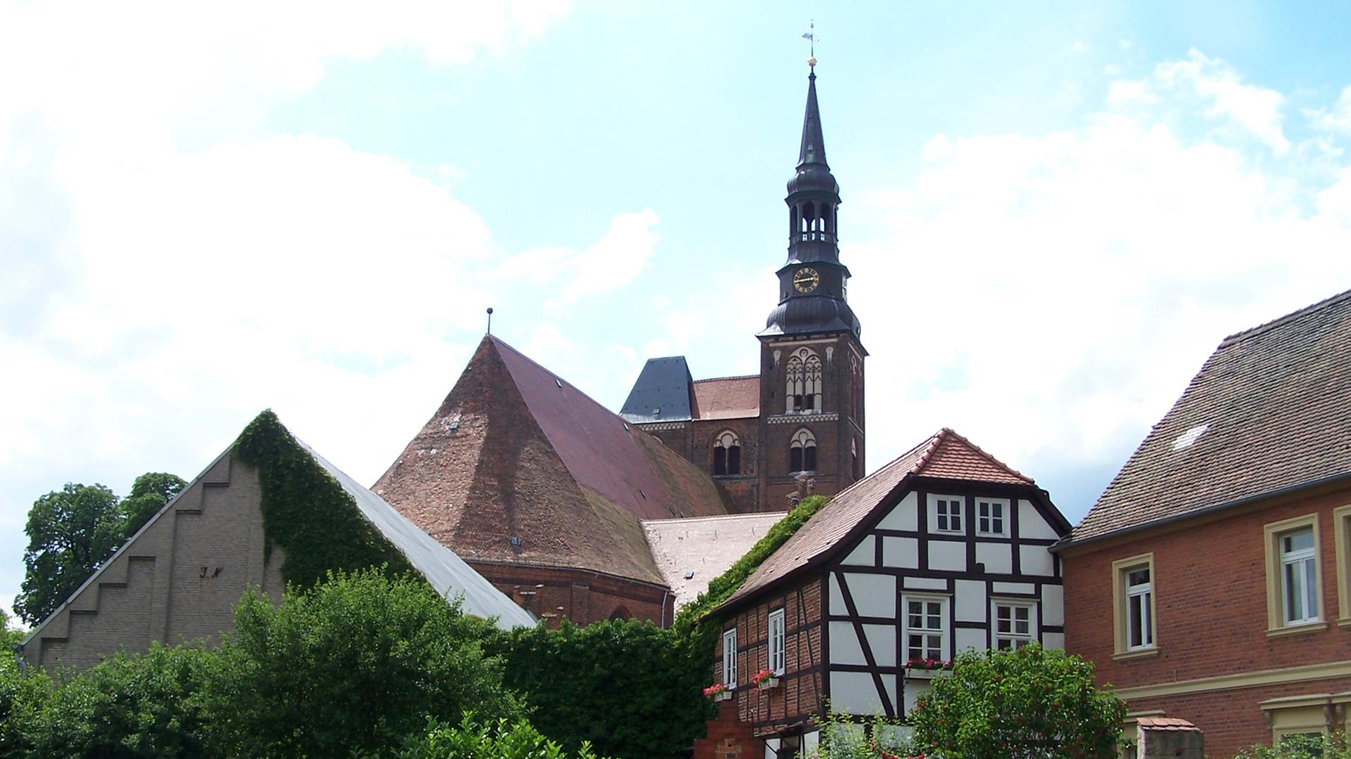 Blick auf die Kirche St. Stephan in Tangermünde, der Hansestadt an der Elbe, aufgenommen am 16.06.2008. Der Turm der im 14. Jahrhundert umgebauten gotischen Hallenkirche ist der höchste Kirchenturm in der Altmark. Das gotische Dachgewölbe ist 600 Jahre alt.
