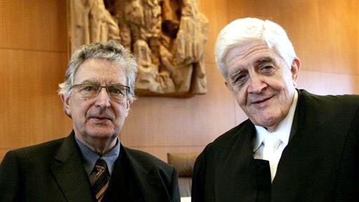 Die Altliberalen Burkhard Hirsch, rechts, und Gerhart Rudolf Baum hatten gegen das von der Rot-Gruenen Regierung auf den Weg gebrachte Luftsicherheitsgesetz Verfassungsbeschwerde eingelegt.