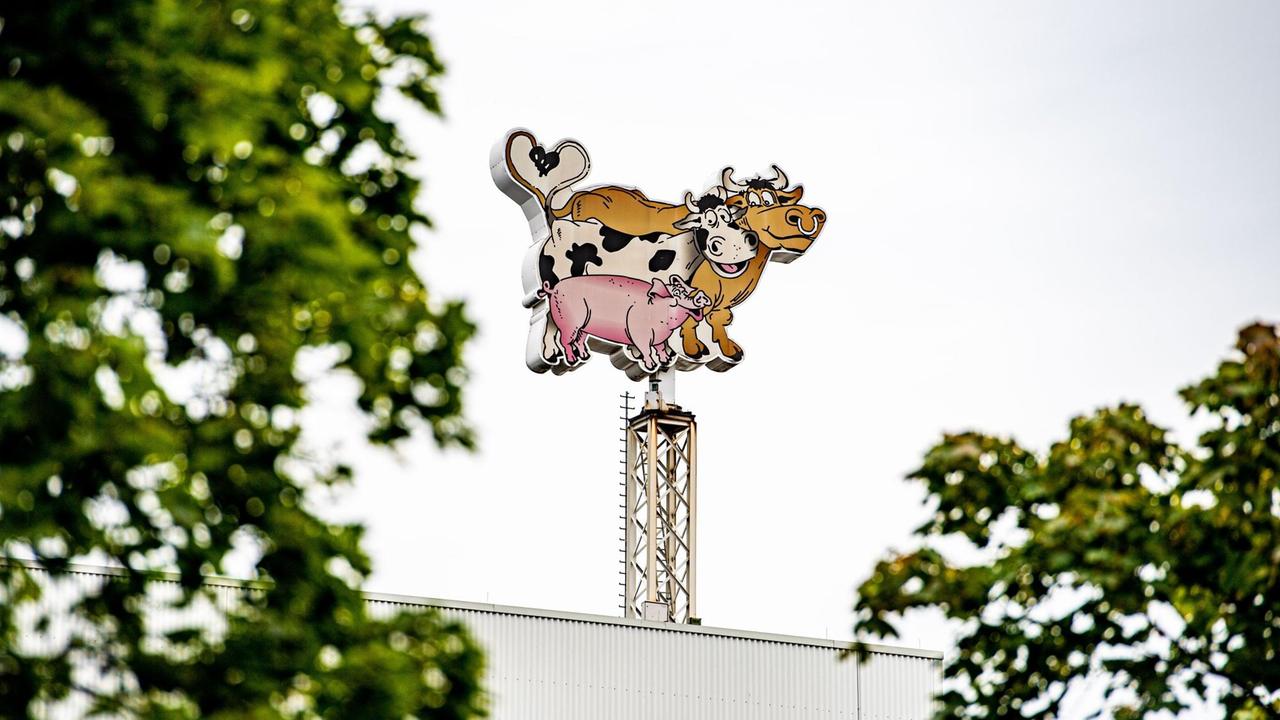 Hauptsitz der Unternehmensgruppe Tönnies in Rheda-Wiedenbrueck mit lustig dargestellten Schlachttieren auf dem Dach