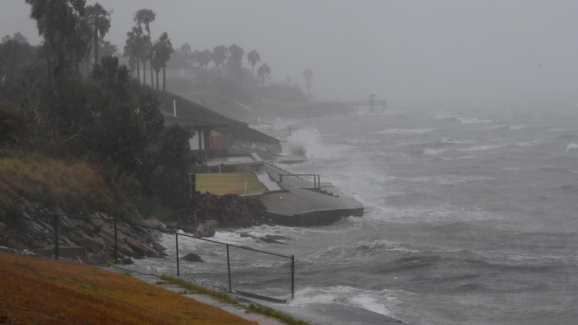 Tropensturm Harvey trifft in der Nähe der Kleinstadt Corpus Christi auf die texanische Küste.