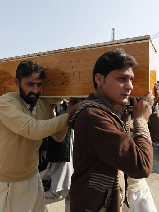 Menschen tragen den Sarg mit einem Opfer des Terroranschlags in der Bacha Khan Universität in Pakistan.