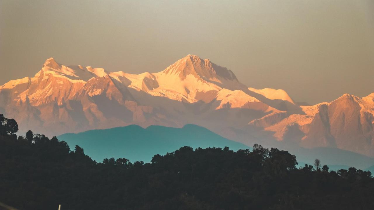 Blick von der nepalesischen Stadt Pokhara auf einen Berg im Himalaya. 