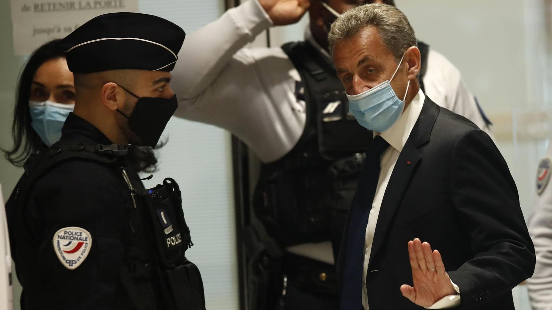 Nicolas Sarkozy, der ehemalige Präsident von Frankreich, trifft im Gerichts-Saal ein. 