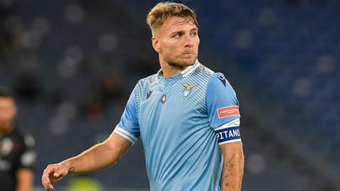 Fußballspieler Ciro Immobile von Lazio Rom in blauem Trikot mit Kapitänsbinde guckt zur Seite