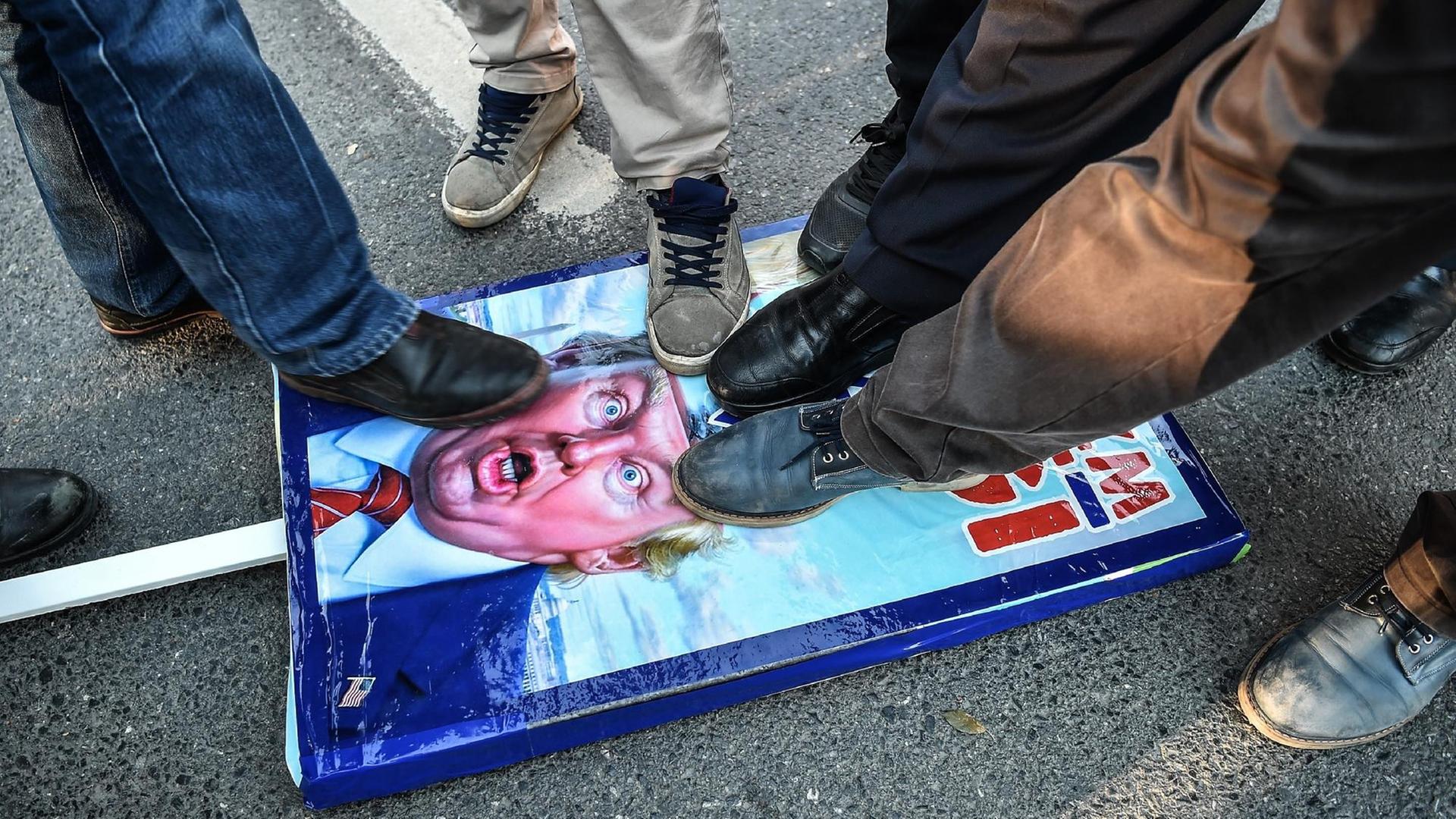 Proteste nach dem Freitagsgebet in Istanbul gegen die Anerkennung Jerusalems als israelische Hauptstadt durch US-Präsident Trump