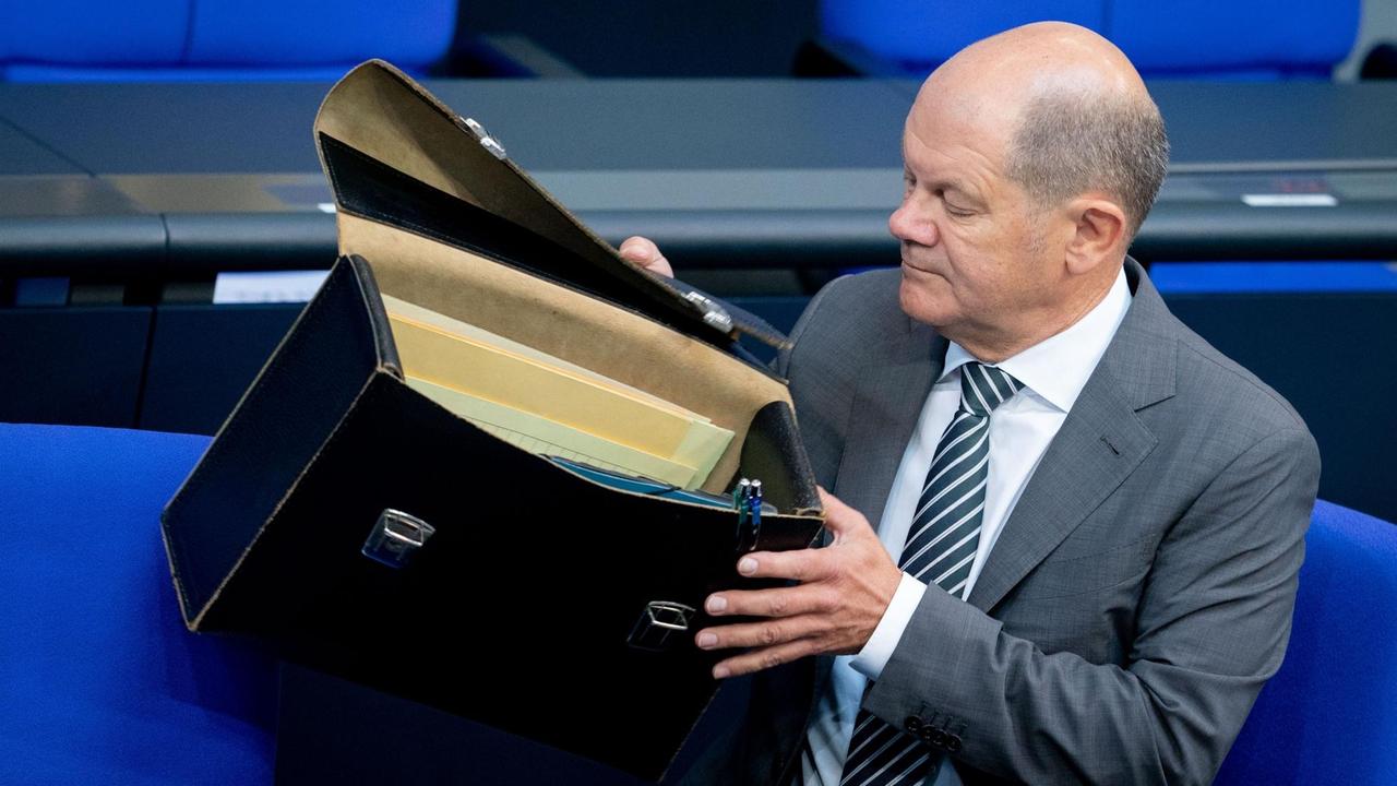  Olaf Scholz (SPD), Bundesminister der Finanzen, nimmt an der 167. Sitzung des deutschen Bundestages teil.