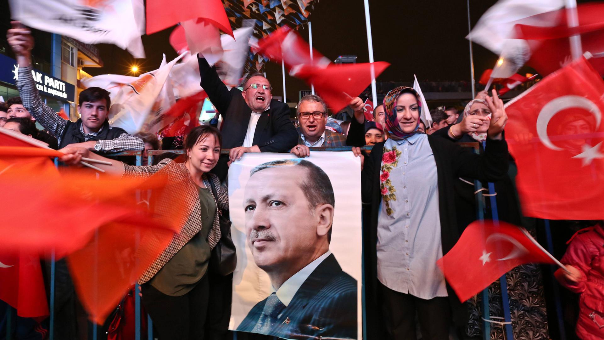 Erdogan-Anhänger feiern ihren Sieg am 16. April 2017.