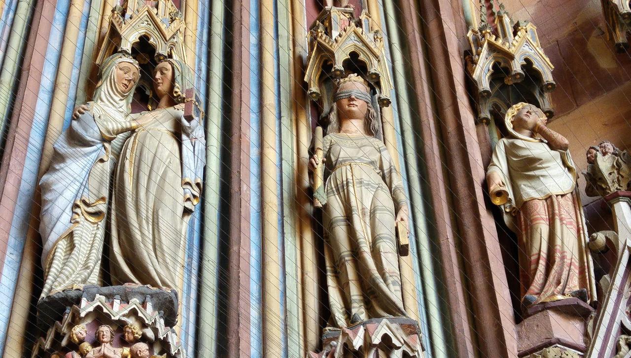 Figuren am Portal der Vorhalle des Freiburger Münsters