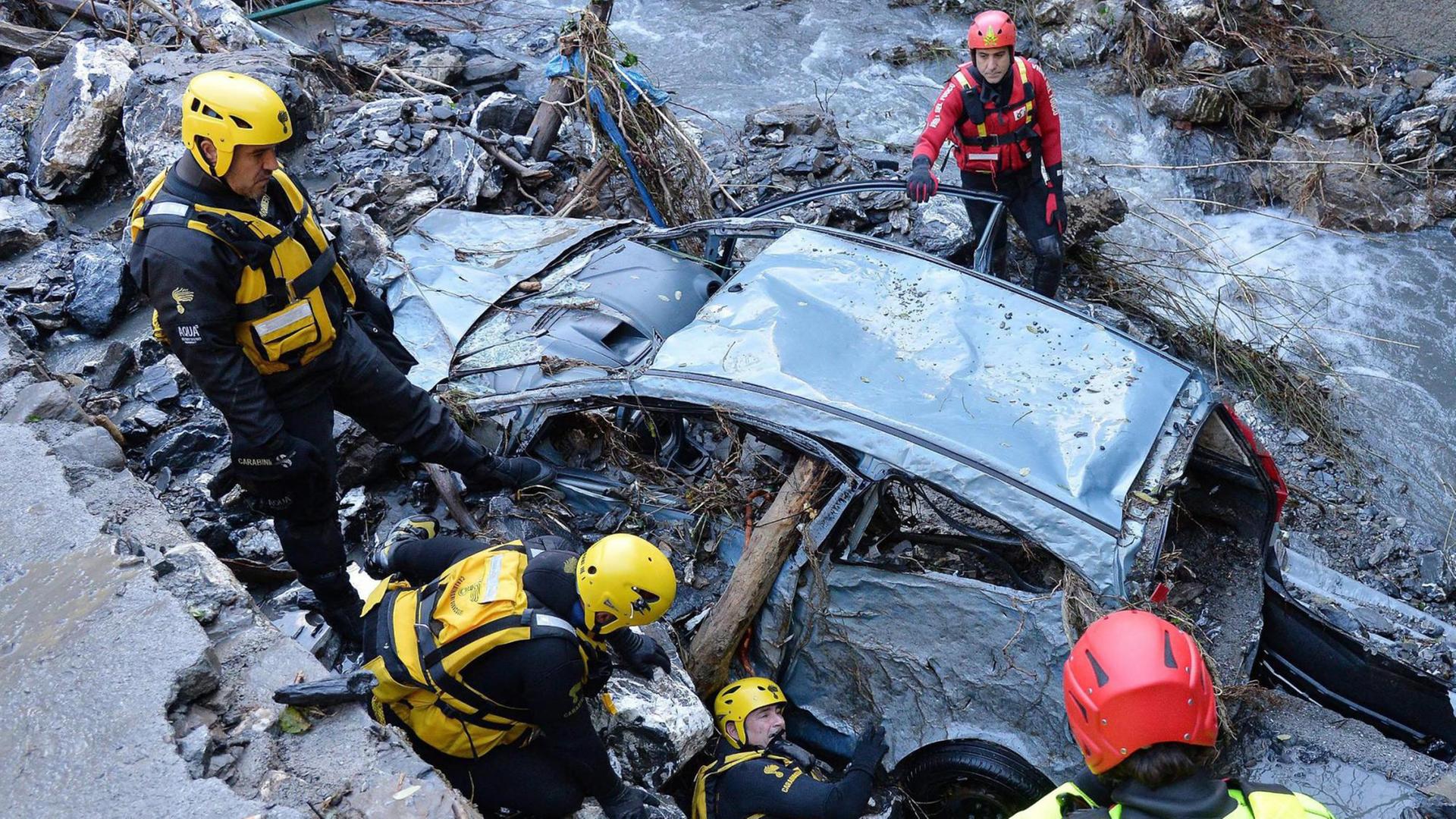 Feuerwehrleute und Polizisten bergen ein Auto in der Nähe von Genua (16.11.2014) Feuerwehrleute und Polizisten bergen ein Auto in der Nähe von Genua (16.11.2014)