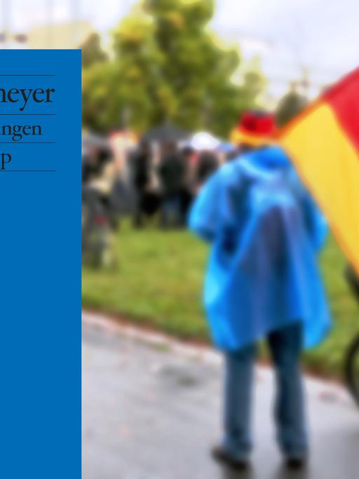 Cover "Wilhelm Heitmeyer: Autoritäre Versuchungen" vor dem Hintergrund eines Demonstranten bei einer Demo