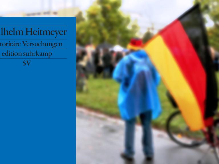 Cover "Wilhelm Heitmeyer: Autoritäre Versuchungen" vor dem Hintergrund eines Demonstranten bei einer Demo