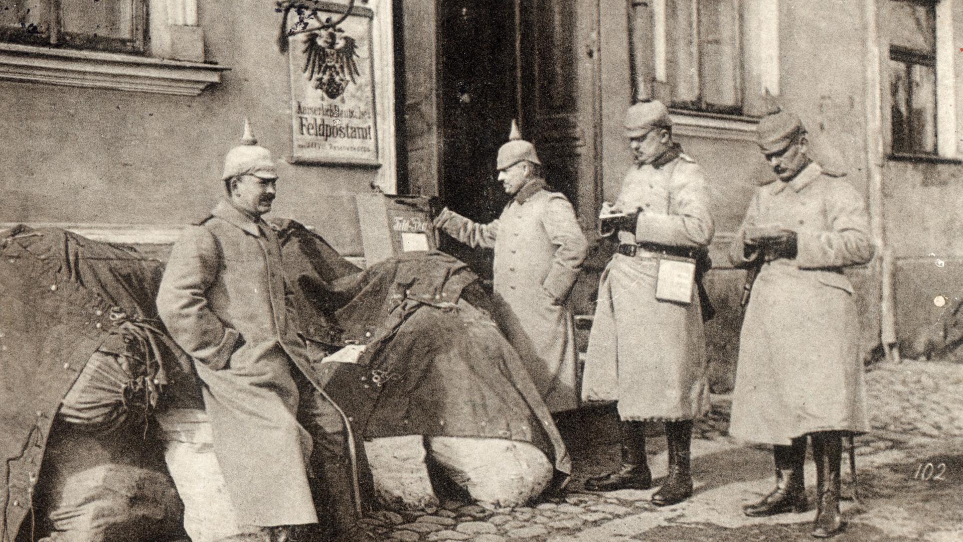 Deutsche Soldaten um 1914 vor einem Feldpostamt - Auf dem 50. Deutschen Historikertag steht der Erste Weltkrieg wieder mit auf dem Programm.