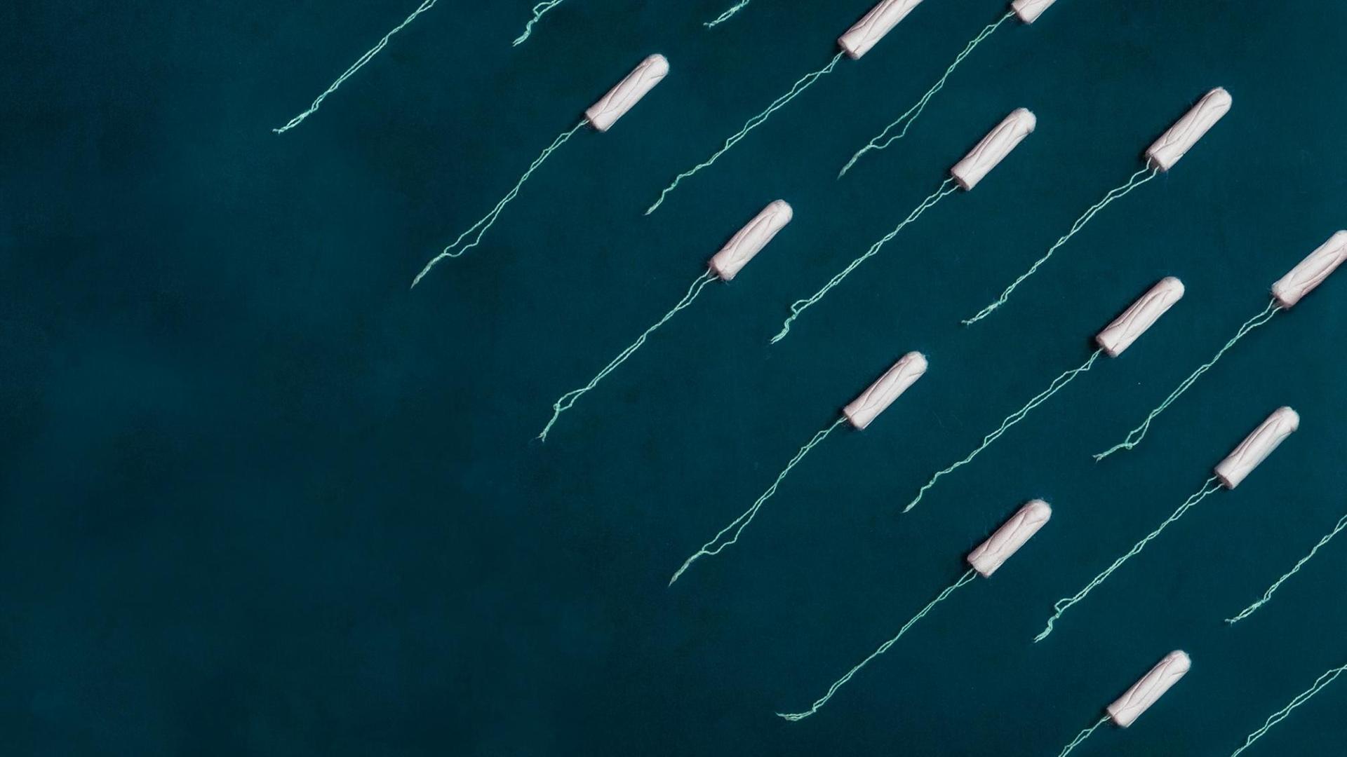 Illustration von vielen Tampons, die wie ein Schwarm Fische oder Spermien in eine Richtung zeigen.