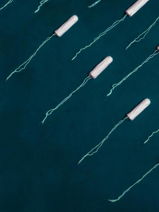 Illustration von vielen Tampons, die wie ein Schwarm Fische oder Spermien in eine Richtung zeigen.