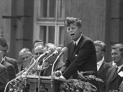 US-Präsident John F. Kennedy spricht vor dem Rathaus Schöneberg den historischen Satz: "Ich bin ein Berliner" (26. Juni 1963)