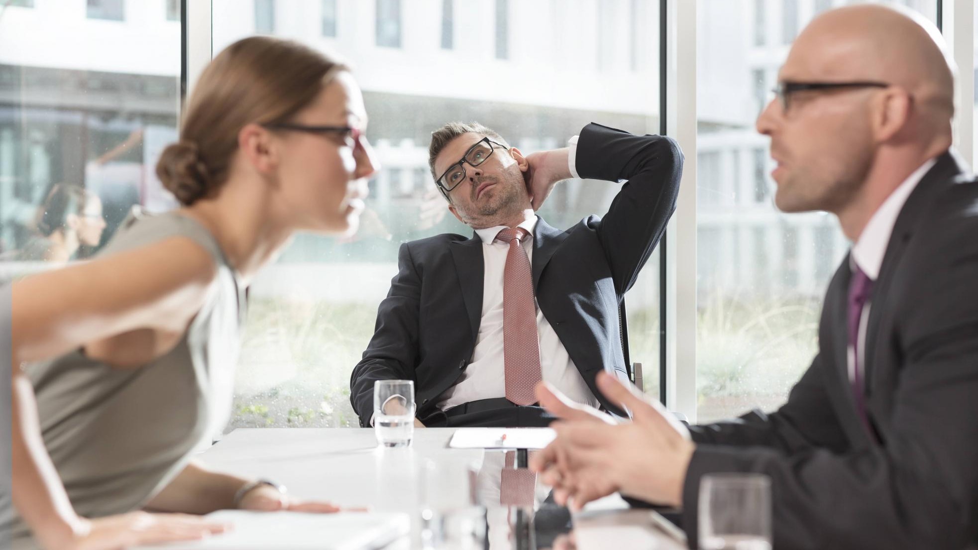 Drei Menschen in Arbeitskleidung streiten.