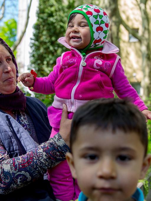 Eine Roma-Familie auf dem Gelände eines Berliner Flüchtlingsquartiers.