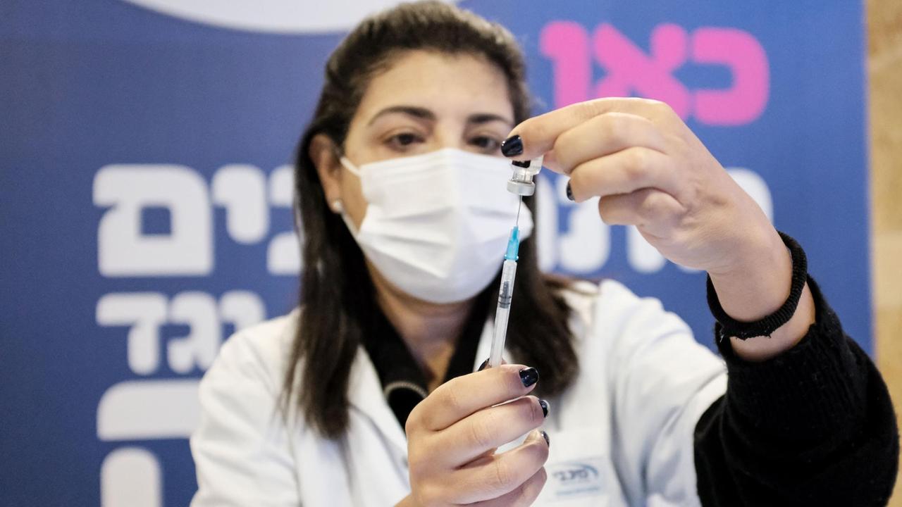 Eine Krankenschwester in Jerusalem zieht eine Spritze für die Coronaimpfung auf. 
