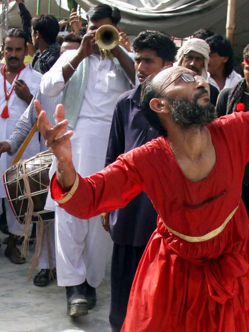 Tanzen mit Hingabe am Qalandar-Schrein in Sehwan Sharif