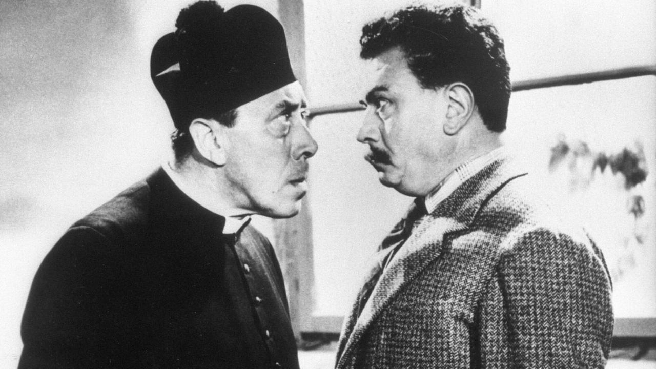 Szene aus einem "Don Camillo und Peppone"-Film: Gino Cervi (r.) als kommunistischer Bürgermeister mit Fernand Joseph Desiré Contandin als Pfarrer.
