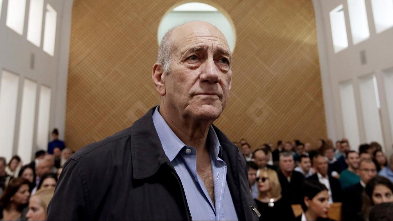 Der frühere israelische Ministerpräsident Ehud Olmert erwartet im Obersten Gerichtshof in Jerusalem sein Urteil. Der frühere israelische Ministerpräsident Ehud Olmert erwartet im Obersten Gerichtshof in Jerusalem sein Urteil.