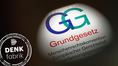 Eine Ausgabe des Grundgesetzes, fotografiert am 04.11.2015 in Berlin. Versehen mit Denkfabrik-Stempel