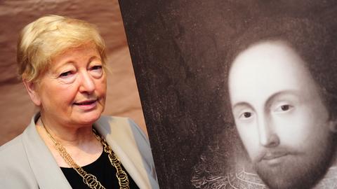 Die Anglistin Hildegard Hammerschmidt-Hummel und ein Porträt von Shakespeare