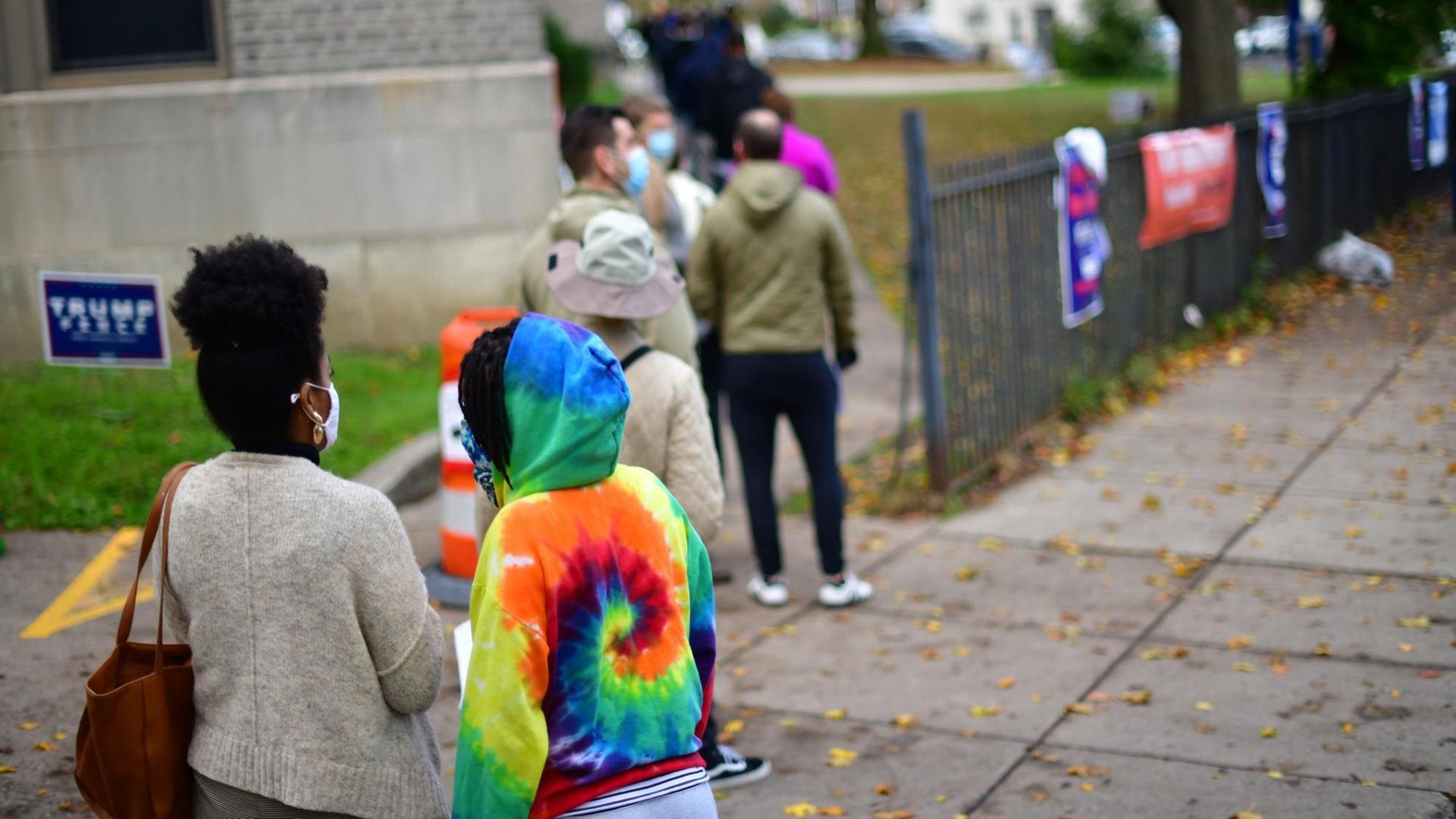 Menschen warten vor einem Wahllokal in Philadelphia/ Pennsylvania darauf, ihre Stimme für die US-Präsidentschaftswahl 2020 abgeben zu können
