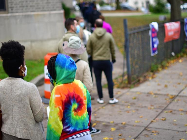 Menschen warten vor einem Wahllokal in Philadelphia/ Pennsylvania darauf, ihre Stimme für die US-Präsidentschaftswahl 2020 abgeben zu können
