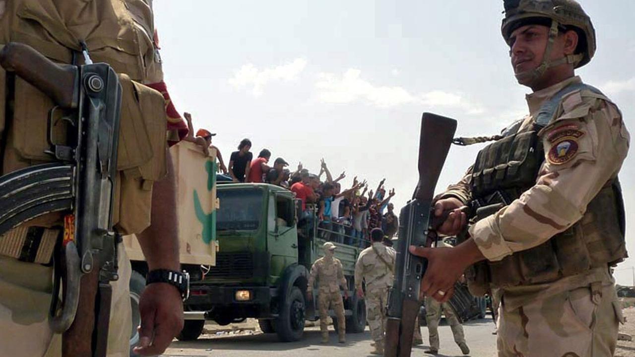 Die irakische Armee transportiert Freiwillige auf Militär-Lastwagen nach Bagdad.